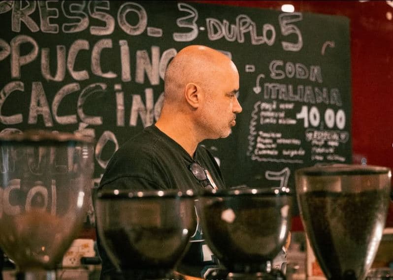 Curto Café — barista no trabalho