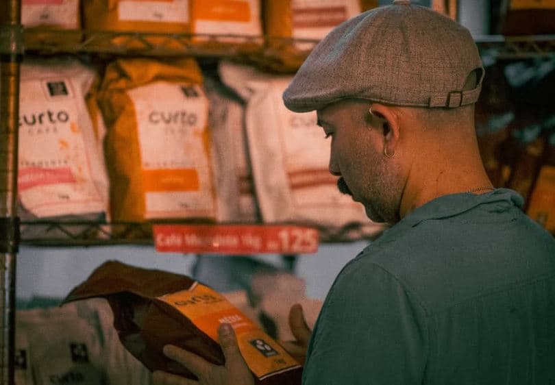 Curto Café — produtos na prateleira